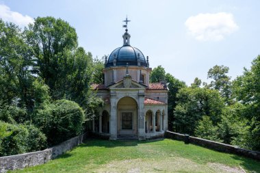 Sacro Monte di Varese 'deki 4. Barok Şapeli. Kubbeli çatısı, taş girişi ve freskli iç döşemesi Kutsal Yol' daki ormanlık alana kurulmuş..