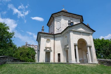 Varese 'e tepeden bakan 17. yüzyıl Marian hac kompleksinin bir parçası olan Sacro Monte di Varese' deki Barok Şapeli XIV..