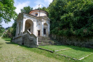Sacro Monte di Varese 'deki Barok Kilisesi, UNESCO listesindeki hac kompleksi, taş merdiveni ve ormanlık arazinin ortasında araklanmış portico..