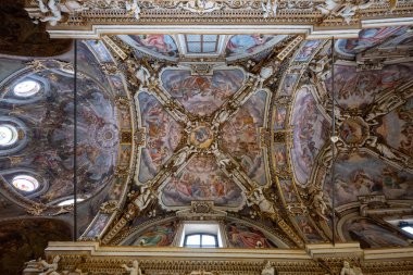 Varese, İtalya - Ağustos 01, 2025: Varese 'deki Dağ Aziz Mary Kilisesi' nin barok kubbeli tavanı, İncil 'deki freskler ve sıva figürleriyle zenginleştirilmiş..