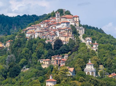 Sacro Monte di Varese 'nin havadan görünüşü, UNESCO tarafından listelenen Lombardy' deki orman yamaçlarından yükselen kilise ve kiliselerin haccı kompleksi..