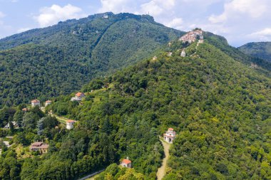 Sacro Monte di Varese Tapınağı 'nın ve Varese' in tepelerinde yoğun ormanlık prealpin tepelerinin bulunduğu şapellerin havadan görünüşü..