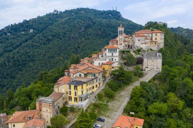 Sacro Monte di Varese 'deki Santa Maria del Monte köyünün havadan görünüşü, UNESCO tarafından listelenmiş kutsal dağ hac alanı..