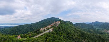 Varese Gölü ve Prealps 'e bakan Sacro Monte di Varese hac kompleksinin Varese' deki orman sırtı üzerindeki hava manzarası..