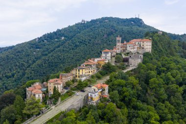 Sacro Monte di Varese 'nin hava manzarası, UNESCO tarafından listelenmiş Barok hac kompleksi Lombardiya' daki Varese yakınlarındaki ormanlık yamaçlarda yükseliyor..