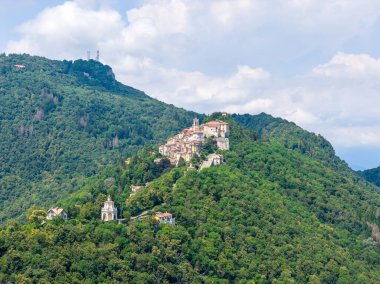 Sacro Monte di Varese Tapınağı 'nın havadan görünüşü ve Varese yakınlarındaki Prealp Dağları' ndaki orman yamaçlarının üzerinde yükselen şapeller..