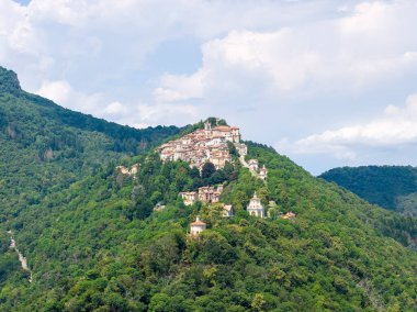 Sacro Monte di Varese 'nin hava manzarası, UNESCO listesindeki Katolik sığınma evi kompleksi ve Varese yakınlarındaki ormanlık Prealp' lerin üzerinden yükselen hac rotası..