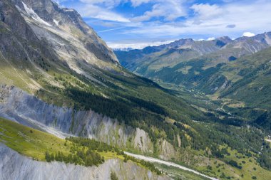 Pavillon du Mont Frety yakınlarındaki dik Alp Vadisi 'nin yüksek açılı manzarası Courmayeur' un üstündeki Mont Blanc 'ın küsündeki teleferik istasyonu..