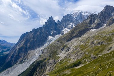 Pavillon du Mont Frety yakınlarındaki Mont Blanc 'ın Rocky yamacında yaz kayalıkları, kayalıklar ve çekilen buzullar görülüyor..