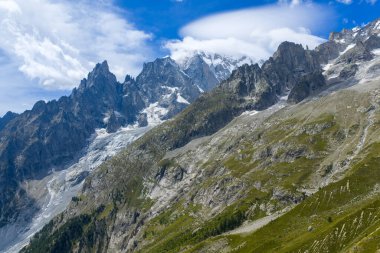 Mont Blanc 'ın kayalık yamaçları ve buzulları Pavillon du Mont Frety teleferik istasyonundan Courmayeur' un yukarısında görülüyor..
