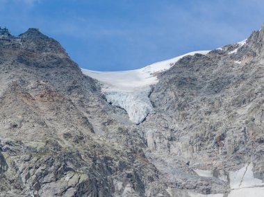 Yüksek alp buzulu, Mont Blanc 'taki Pavillon du Mont Frety yakınlarındaki pürüzlü granit tepelerin arasına yuva yapmış..