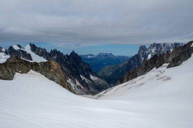 Karla kaplı buzul havzası, Pointe Helbronner 'ın aşağısında, Courmayeur yakınlarındaki Mont Blanc massif' de. Çerçevelenmiş Aosta Vadisi zirveleri..