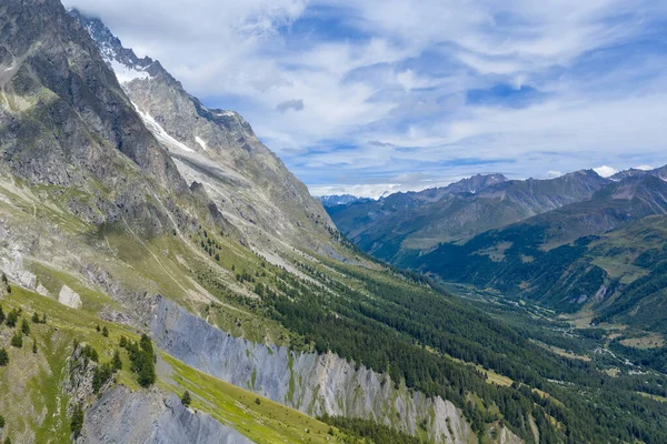 Pavillon du Mont Frety 'nin yüksek yaz manzarası Alp vadilerinden ve Courmayeur' un tepelerinden Mont Blanc 'ın kalabalığında.