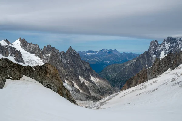 Courmayeur 'un üstündeki Mont Blanc kalabalığında Pointe Helbronner çevresindeki yüksek dağlık ve sivri granit tepeler, İtalyan Alpleri..