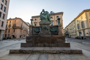 Torino, İtalya - 9 Ağustos 2025: Piazza Carlo Emanuele II, Torino 'daki Giuseppe Mazzini Bronz Anıtı, İtalyan Risorgimento liderinin şafak vakti tarihi saraya karşı anısına dikildi.