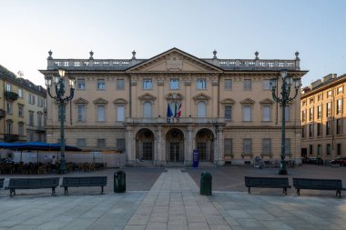 Torino, İtalya - 9 Ağustos 2025: Torino 'daki Giuseppe Devlet Müzik Konservatuvarı' nın önü, Neoklasik Saray cephesi alacakaranlıkta sakin kent meydanına bakıyor.