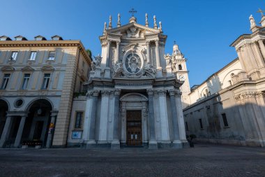 Turin, Piazza San Carlo 'da 17. yüzyıl Chiesa di Santa Cristina' sının barok mermer cephesi, aydınlık sabah ışığıyla aydınlatılmıştır..