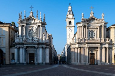 Torino, İtalya - 9 Ağustos 2025: Santa Cristina ve San Carlo Borromeo Piazza San Carlo şehir merkezindeki Barok kiliselerinin sabah manzarası.