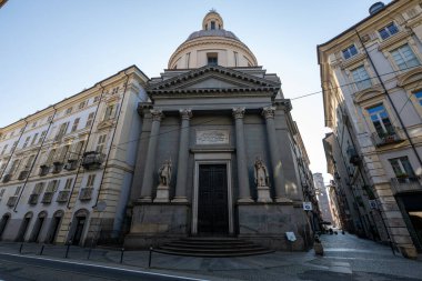 Torino 'da Aziz Maurice ve Lazarus' un Neoklasik Bazilikası, sütunlu portico, aziz heykelleri ve sessiz bir sokakta yükselen kubbe.