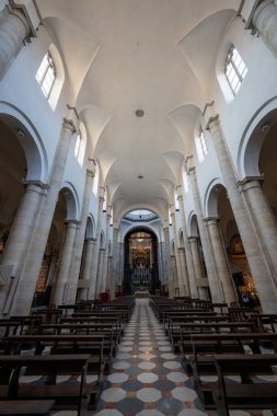 Torino, İtalya - 9 Ağustos 2025: Turin Katedrali Mağarası, 15. yüzyıl Rönesans kilisesi, mermer atari sütunları, yüksek tavan ve sunağa giden merkezi koridor.