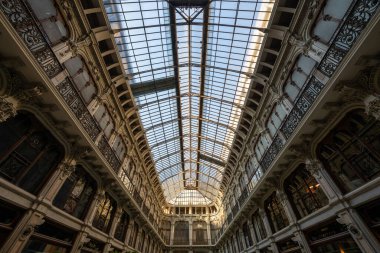 Torino, İtalya - 9 Ağustos 2025: Turin 'deki Galleria Subalpina' nın içi, 19. yüzyıl demir ve cam çatısı, dökme demir balkonlar ve neoklasik dekoratif ayrıntılarla donatılmış hali.