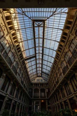 Torino, İtalya - 9 Ağustos 2025: Turin 'deki Galleria Subalpina' nın içi, 19. yüzyıl demir ve cam çatısı, dökme demir balkonlar ve neoklasik dekoratif ayrıntılarla donatılmış hali.