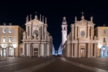 Santa Cristina ve San Carlo Piazza San Carlo 'daki San Carlo Borromeo kiliselerinin karanlık Torino gökyüzüne karşı aydınlatılmış gece görüşü.
