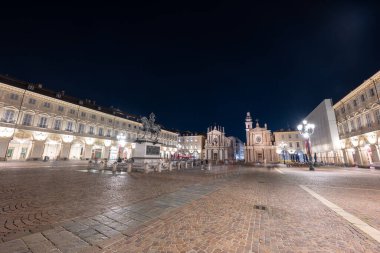 Torino, İtalya - 9 Ağustos 2025: Torino 'da Barok Piazza San Carlo' nun gece manzarası Emanuele Filiberto 'nun binicilik heykeli ve Santa Cristina ve San Carlo Borromeo ikiz kiliseleri.