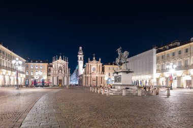 Torino, İtalya - 9 Ağustos 2025: Torino 'da Piazza San Carlo' nun gece manzarası, Santa Cristina ve San Carlo Borromeo Barok kiliselerini ve Emanuele Filiberto binicilik heykelini gösteriyor.