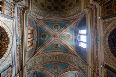 Torino, İtalya - 10 Ağustos 2025: Torino 'daki Chiesa di San Carlo Borromeo' nun süslü Barok kasası, freskî kasalar, yaldızlı sıva ve boyalı cam lamlar.