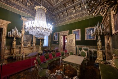 Torino, İtalya - 10 Ağustos 2025: Turin Kraliyet Sarayı 'ndaki Opulent Barok taht odası, yaldızlı sıva, kristal avize, Savoy mobilya ve kraliyet portreleri.