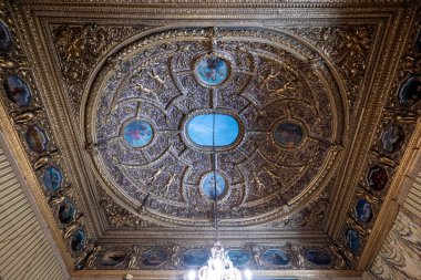 Torino, İtalya - 10 Ağustos 2025: Eski Savoy ikametgahı, 17. yüzyıl Torino Kraliyet Sarayı 'ndaki mitolojik tablolar ve sıva kabartmaları içeren altın kaplamalı Barok tavanı.