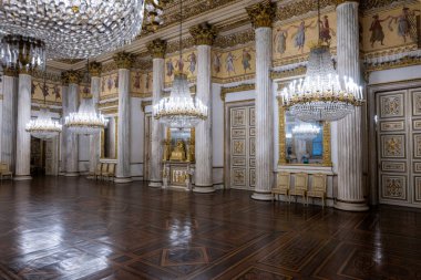 Torino, İtalya - 10 Ağustos 2025: Torino Kraliyet Sarayı 'ndaki Barok taht odası yaldızlı sıva, mermer sütunlar, kristal avizeler ve işlemeli parke döşemeler.