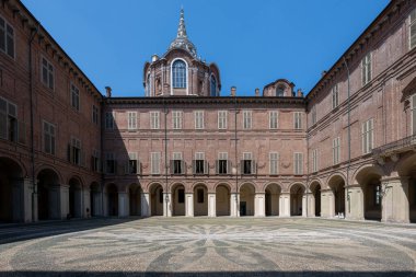 Torino Barok Kraliyet Sarayı 'nın iç avlusunda, eski Savoy ikametgahı, arkalı galeriler ve kaldırımlı kaldırımlar yer alıyor..