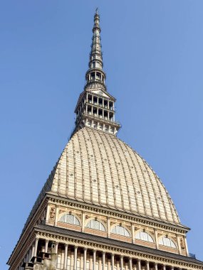 Köstebek Antonelliana Kubbesi 'nin yakın görüntüsü ve Torino' da kule, 19. yüzyıl eklektik simgesi aslen sinagog olarak kabul edilen, şimdi Ulusal Sinema Müzesi 'ne ev sahipliği yapıyor..