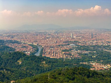 Yazın Torino şehrinin yüksek hava manzarası Po Nehri 'ni, yoğun kentsel kumaşı ve çevreleyen yeşil tepeleri gösteriyor..