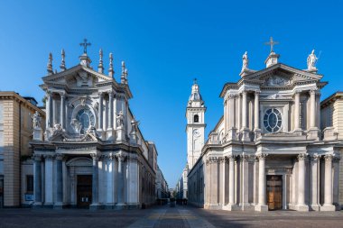 Santa Cristina ve San Carlo Barok kiliselerinin sabah manzarası Piazza San Carlo, Torino 'daki Romanlar üzerinden çerçevelenen.
