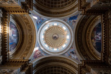Torino, İtalya - 11 Ağustos 2025: Torino 'daki 19. yüzyıl San Massimo Kilisesi' nin içindeki süslü katlı kubbe ve barok freskleri, doğrudan aşağıdan görüldü..