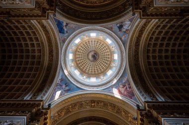 Torino, İtalya - 11 Ağustos 2025: Torino 'daki Saint Maximus Kilisesi' nin zengin dekore edilmiş kubbesinin yaldızlı kasası ve Barok tarzı freskleri yer almaktadır..