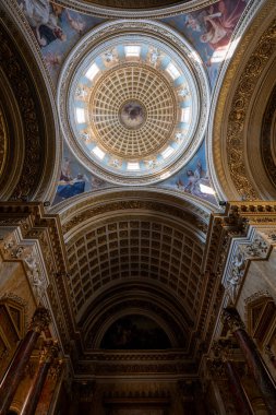 Torino, İtalya - 11 Ağustos 2025: Torino Kilisesi 'ndeki zengin yaldızlı kubbe ve Barok kemerlerinin yukarıdan görünüşü.