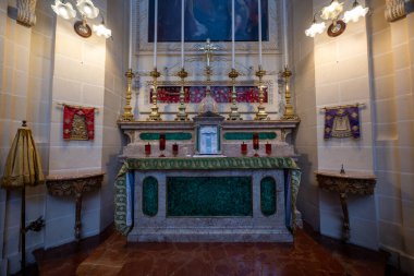 Valletta, Malta - 12 Ağustos 2025: Yeşil antependium, yaldızlı şamdanlar ve Carmelite sancakları ile mermer sunak, Valletta Dağı 'nın Leydisi, Carmel Bazilikası' in içinde.