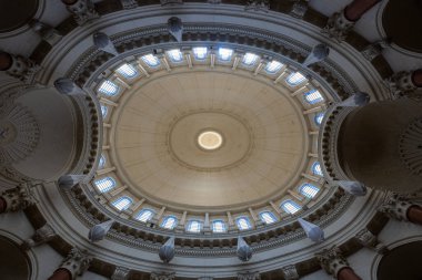 Valletta, Malta - 12 Ağustos 2025: Malta Valletta, Malta 'daki Carmel Dağı' nın Hanımefendisinin Bazilika Sığınağı 'nın içindeki kasalı kubbe ve din adamlarının pencereleri.