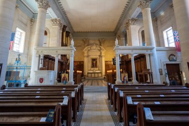 Valletta, Malta - 12 Ağustos 2025: Valletta 'daki St. Pauls Anglikan Katedrali' nin iç mimarisi, neoklasik naf, Korint sütunları, ahşap sıralar ve batıdan izlenen reçineleri gösteriyor..