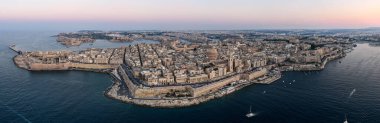 Vallettas kireçtaşı kale duvarlarından oluşan hava şafağı manzarası Carmel dağının hanımefendisi Barok Bazilikası ve Grand Harbour sahil şeridi..