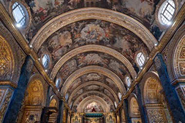 Valletta, Malta - 13 Ağustos 2025: Valletta 'daki St. John Katedrali' nin iç manzarası süslenmiş Barok yaldızlı kemerler, yan şapeller, ve büyük tavan freskleri.