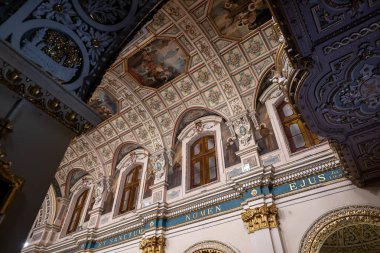 Valletta, Malta - 13 Ağustos 2025: Valletta 'daki Gesu Kilisesi' nin Barok iç mimarisi, boyalı fıçı kasası, heykel azizleri, Latin yazıtları ve yaldızlı süslemeleri gösteriyor..