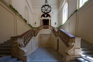 Valletta, Malta - 13 Ağustos 2025: 16. yüzyıl Grandmaster Sarayı içindeki Barok kireçtaşı merdiveni, Knights Hospital 'ın eski merkezi..