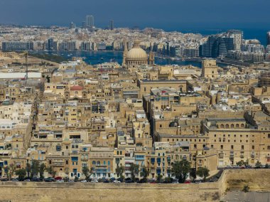 Vallettas 'ın yoğun kireçtaşı binaları ve çatıları üzerinde yüksek açılı hava manzarası, Malta kıyılarındaki kompakt tarihi şehir planını gösteriyor..