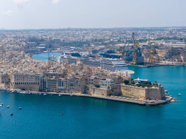 Gündüz vakti La Guardiola 'nın Senglea rıhtımındaki kireçtaşı kaleleri, Grand Harbour kıyı şeridi ve mavi Akdeniz suları manzaralı gözcü kulesi..