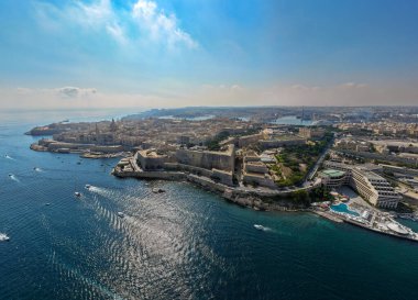 Kale duvarlı Valletta yarımadasının yüksek irtifa manzarası Grand Harbour ve Marsamxett Limanı, mavi Akdeniz sularındaki tekneler, Malta.